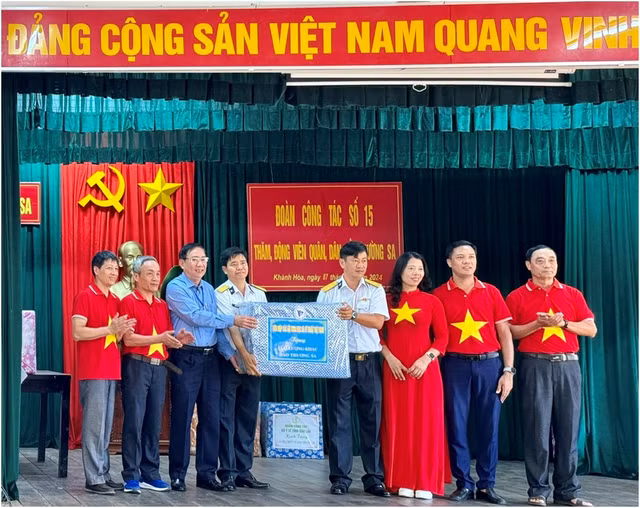 Doan cong tac cua VUSTA tham huyen dao Truong Sa va Nha gian DK-I/7-Hinh-8