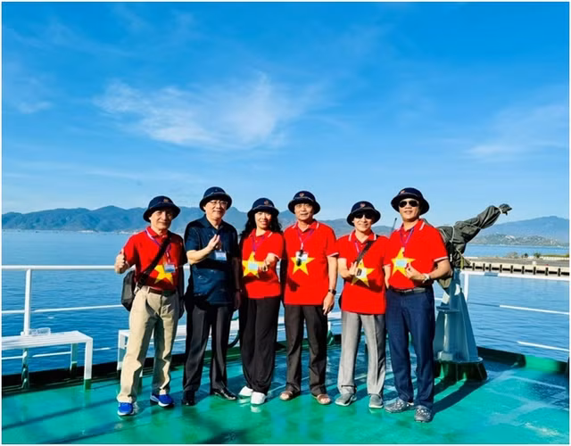 Doan cong tac cua VUSTA tham huyen dao Truong Sa va Nha gian DK-I/7