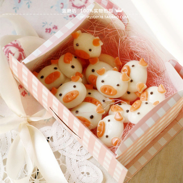 Bánh kẹo hình heo ngộ nghĩnh hút khách dịp Tết Kỷ Hợi Banh keo hinh heo ngo nghinh hut khach dip Tet Ky Hoi