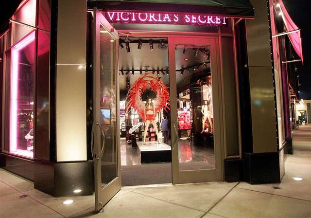 COVID-19 khiến Victoria's Secret phải đóng 250 cửa hàng? - Hình 3 COVID-19 khien Victoria's Secret phai dong 250 cua hang?-Hinh-3