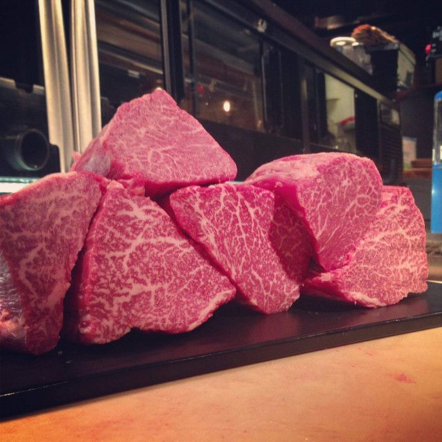 Thịt bò Kobe giá 'cắt cổ' tới 18 triệu đồng/kg vẫn đắt khách vì sao? Thit bo Kobe gia 'cat co' toi 18 trieu dong/kg van dat khach vi sao?