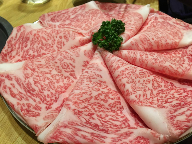 Thịt bò Kobe giá 'cắt cổ' tới 18 triệu đồng/kg vẫn đắt khách vì sao? - Hình 2 Thit bo Kobe gia 'cat co' toi 18 trieu dong/kg van dat khach vi sao?-Hinh-2