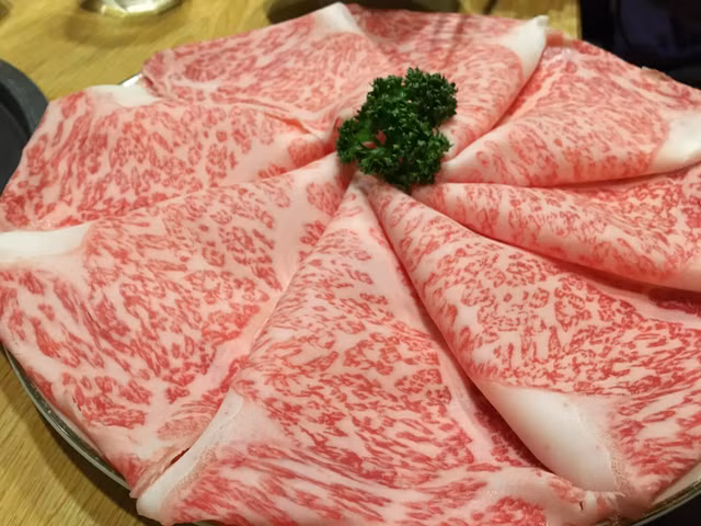 Thit bo Kobe gia 'cat co' toi 18 trieu dong/kg van dat khach vi sao?-Hinh-2