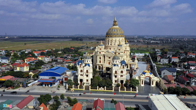 Cận cảnh tòa lâu đài dát vàng nghìn tỷ của đại gia Ninh Bình - Hình 2 Can canh toa lau dai dat vang nghin ty cua dai gia Ninh Binh-Hinh-2