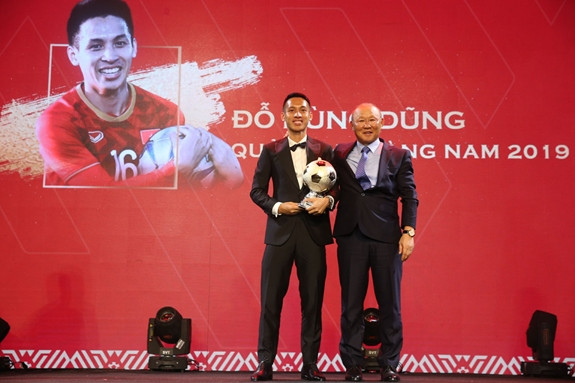 Cận cảnh căn nhà giản dị của Đỗ Hùng Dũng vừa đoạt Quả bóng Vàng 2019 - Hình 2 Can canh can nha gian di cua Do Hung Dung vua doat Qua bong Vang 2019-Hinh-2
