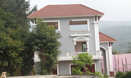 Cận cảnh tháo dỡ biệt thự hoành tráng của tướng Thạch - Hình 2 Can canh thao do biet thu hoanh trang cua tuong Thach-Hinh-2