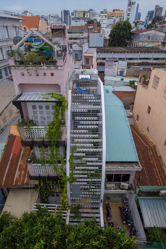 Nha ong co mat tien uon cong sieu doc giua Sai thanh-Hinh-2