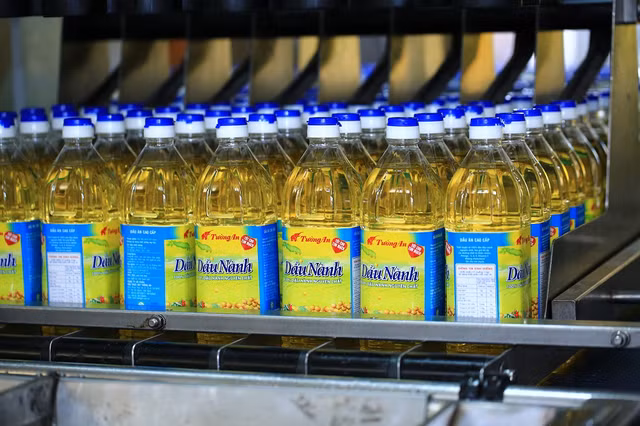 Bao COVID-19 khien nhieu nganh khoc meu, rieng loat cong ty nay lai khung-Hinh-2