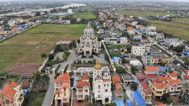 Vào trong ngôi làng đa số là dinh thự ở Nam Đinh Vao trong ngoi lang da so la dinh thu o Nam Dinh