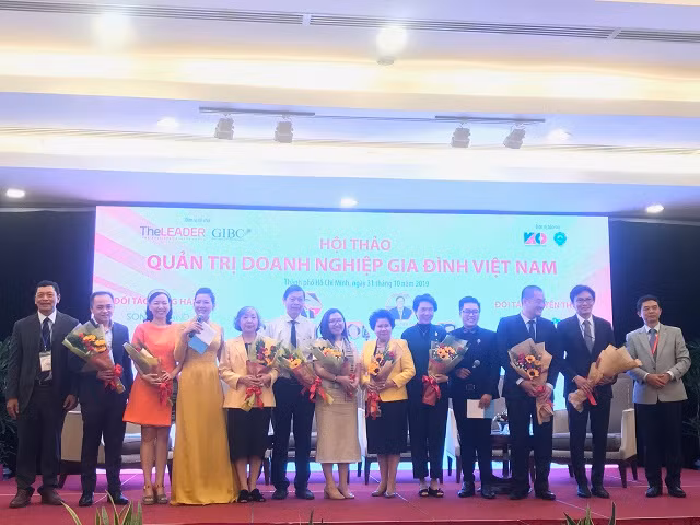 Doanh nghiep gia dinh o Viet Nam: Luon so nguoi ngoai hoc lom bi quyet kinh doanh