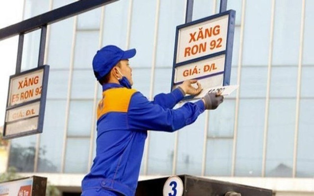 Giá xăng nhích nhẹ, dầu tăng mạnh cuối năm Gia xang nhich nhe, dau tang manh cuoi nam