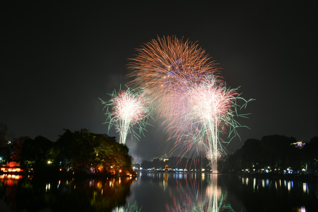 Xem lai cac man phao hoa ruc sang tren bau troi chao nam moi-Hinh-2