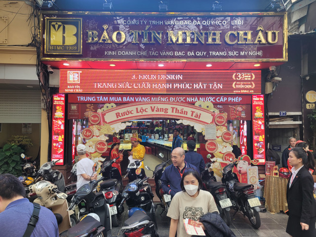 Các tiệm vàng đông nghịt người mua Cac tiem vang dong nghit nguoi mua