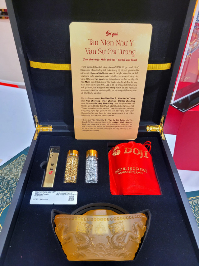 Các tiệm vàng đông nghịt người mua - Hình 11 Cac tiem vang dong nghit nguoi mua-Hinh-11