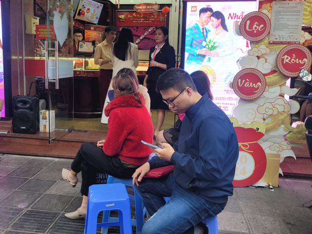Các tiệm vàng đông nghịt người mua - Hình 4 Cac tiem vang dong nghit nguoi mua-Hinh-4