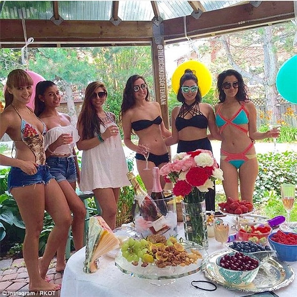 Hội con nhà giàu Iran chịu chơi, vung tiền không phải nghĩ - Hình 5 Hoi con nha giau Iran chiu choi, vung tien khong phai nghi-Hinh-5