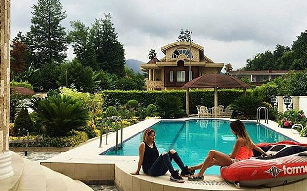 Hội con nhà giàu Iran chịu chơi, vung tiền không phải nghĩ - Hình 6 Hoi con nha giau Iran chiu choi, vung tien khong phai nghi-Hinh-6