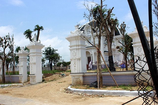 Ngước nhìn biệt thự rộng hàng nghìn m2 của bà lão bán rau ở Hà Tĩnh - Hình 5 Nguoc nhin biet thu rong hang nghin m2 cua ba lao ban rau o Ha Tinh-Hinh-5