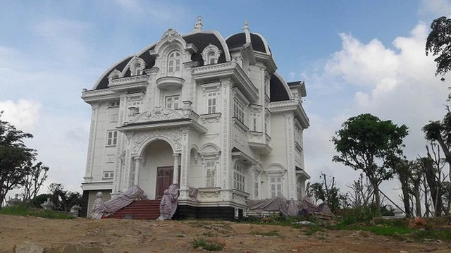 Ngước nhìn biệt thự rộng hàng nghìn m2 của bà lão bán rau ở Hà Tĩnh Nguoc nhin biet thu rong hang nghin m2 cua ba lao ban rau o Ha Tinh
