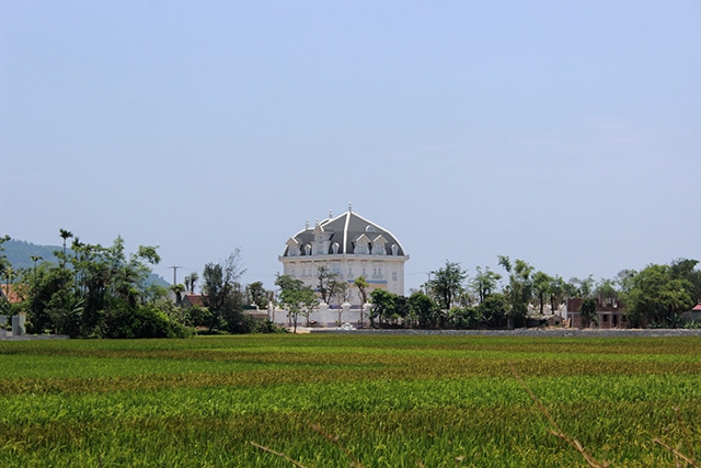 Ngước nhìn biệt thự rộng hàng nghìn m2 của bà lão bán rau ở Hà Tĩnh - Hình 2 Nguoc nhin biet thu rong hang nghin m2 cua ba lao ban rau o Ha Tinh-Hinh-2
