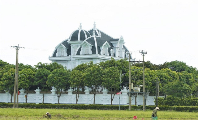 Ngước nhìn biệt thự rộng hàng nghìn m2 của bà lão bán rau ở Hà Tĩnh - Hình 3 Nguoc nhin biet thu rong hang nghin m2 cua ba lao ban rau o Ha Tinh-Hinh-3