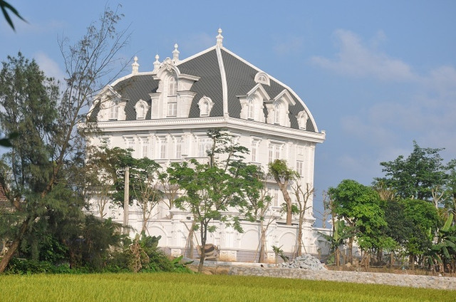 Ngước nhìn biệt thự rộng hàng nghìn m2 của bà lão bán rau ở Hà Tĩnh - Hình 4 Nguoc nhin biet thu rong hang nghin m2 cua ba lao ban rau o Ha Tinh-Hinh-4