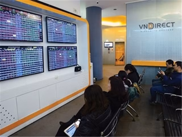 Thi gia len dinh, VNDirect mang het 5,9 trieu co phieu quy ra ban