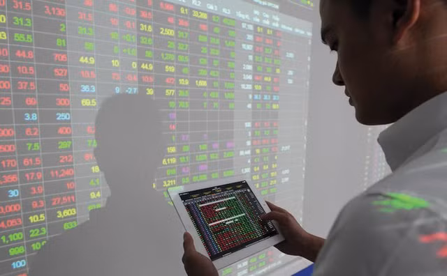 2 cổ đông của SHI và APG bị xử phạt 60 triệu đồng vì giao dịch 'chui' 2 co dong cua SHI va APG bi xu phat 60 trieu dong vi giao dich 'chui'