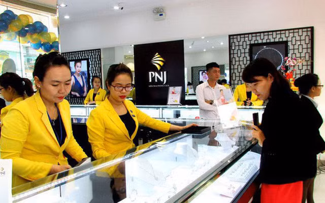 Dong cua vi gian cach, PNJ lo 32 ty dong trong thang 7