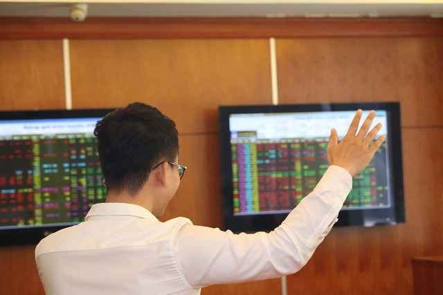 Chứng khoán ngày 10/9: Cổ phiếu nào nên chú ý? Chung khoan ngay 10/9: Co phieu nao nen chu y?