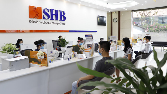 Người nhà lãnh đạo một ngân hàng bị phạt vì giao dịch 'chui' cổ phiếu Nguoi nha lanh dao mot ngan hang bi phat vi giao dich 'chui' co phieu