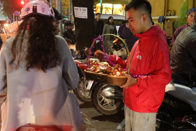 Sau giao thua, nguoi Ha Noi no nuc di chua cau an-Hinh-12