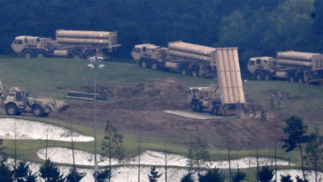 Lực lượng cứu hộ kiểm tra hiện trường một tòa nhà bị hư hại sau vụ không kích tại khu dân cư ở Lebanon, nhiều phương tiện bị phá hủy và mảnh vỡ vương vãi trên đường phố, cho thấy mức độ tàn phá của các đợt giao tranh leo thang.