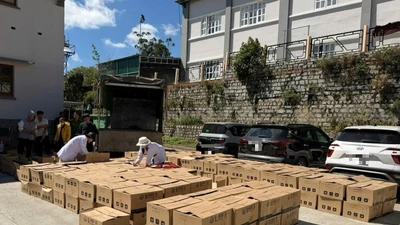 Lực lượng chức năng đang kiểm tra hơn 1.000 gói cà phê bột thành phẩm, không có hóa đơn, không chứng từ hợp pháp.