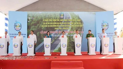 Lãnh đạo tỉnh Đồng Nai cùng các bán bộ sở, ngành, địa phương, chủ đầu tư thực hiện nghi thức khởi công Dự án Xây dựng đường ven sông Cái.