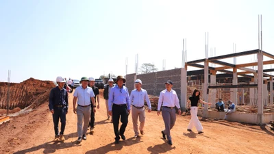 Phó Chủ tịch UBND tỉnh Lâm Đồng trực tiếp kiểm tra thực địa để đánh giá tình hình thi công hai dự án Trường Phổ thông nội trú liên cấp (Tiểu học và THCS) tại khu vực biên giới thuộc hai xã Thuận An và Quảng Trực. 