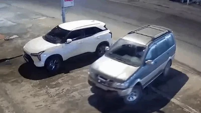 Chiếc xe 7 chỗ màu ghi đang lùi trước khi vụ tai nạn xảy ra. (Ảnh cắt từ clip)