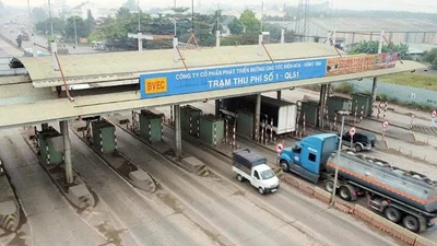 Hai trạm thu phí T1 và T2 trên quốc lộ 51, dù đã dừng thu phí từ đầu năm 2023, hiện vẫn tồn tại kết cấu hạ tầng trên tuyến.