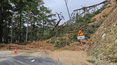 Đóng đèo Prenn vì sạt lở lớn, giao thông vào Đà Lạt tê liệt