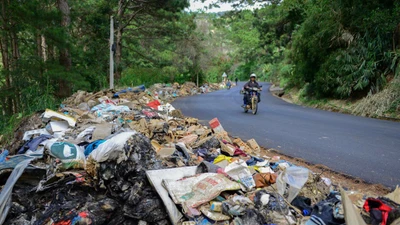 Một khúc cua trên đèo D’ran xuất hiện nhiều rác thải sinh hoạt sau mưa lũ.