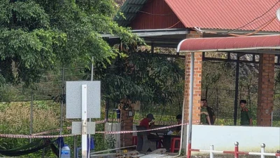 Hiện trường vụ sập tường khiến một người tử vong.