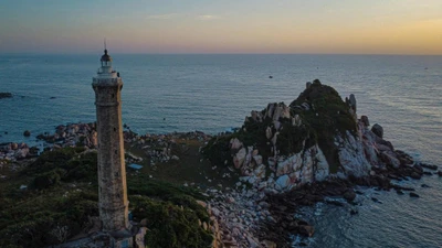 Hải đăng Kê Gà được xây năm 1897, hoàn thành năm 1899, vận hành từ đầu năm 1900.