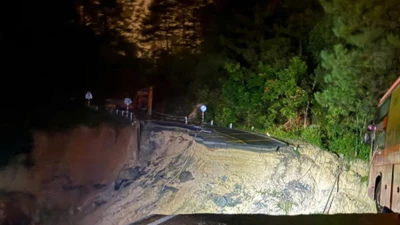 Đứt gãy đèo Mimosa gây chia cắt, lực lượng cứu hộ ứng phó khẩn cấp