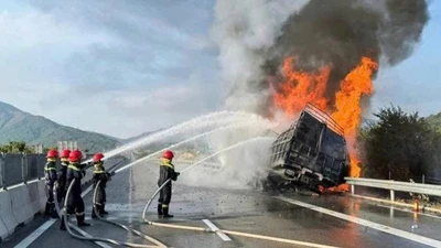 Lực lượng chức năng đang xử lý chiếc xe tải bị cháy.