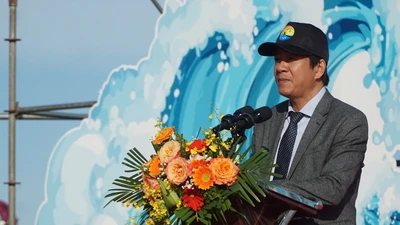 Vũ điệu trên không giữa biển Khánh Hòa