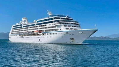 Tàu biển quốc tế Sirena (quốc tịch Bahamas) cập Cảng quốc tế Cam Ranh mang theo 600 du khách ghé thăm Khánh Hòa.
