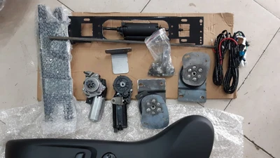 Lực lượng chức năng phát hiện 330 thùng carton, bên trong chứa các bộ điều chỉnh ghế ngồi ôtô, với tổng số 990 bộ