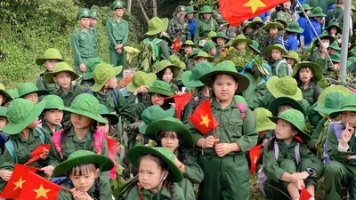 Học sinh khối 3, 4, 5 Trường Tiểu học Lê Hồng Phong hành quân đến Đồn Biên phòng Tuy Đức trong khuôn khổ hoạt động trải nghiệm.