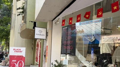 Cửa hàng mặt phố trên tuyến phố thời trang nổi tiếng ở Hà Nội tương đối vắng vẻ.