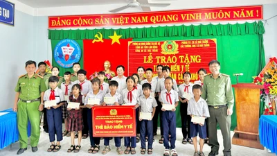 Phòng An ninh chính trị nội bộ Công an tỉnh Lâm Đồng trao tặng thẻ BHYT cho các em học sinh tại xã Hòa Thắng.